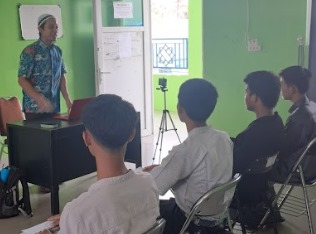 Meningkatkan Daya Saing Digital: Dosen Darmajaya Latih Santri Annida dalam Keterampilan Adobe Photoshop