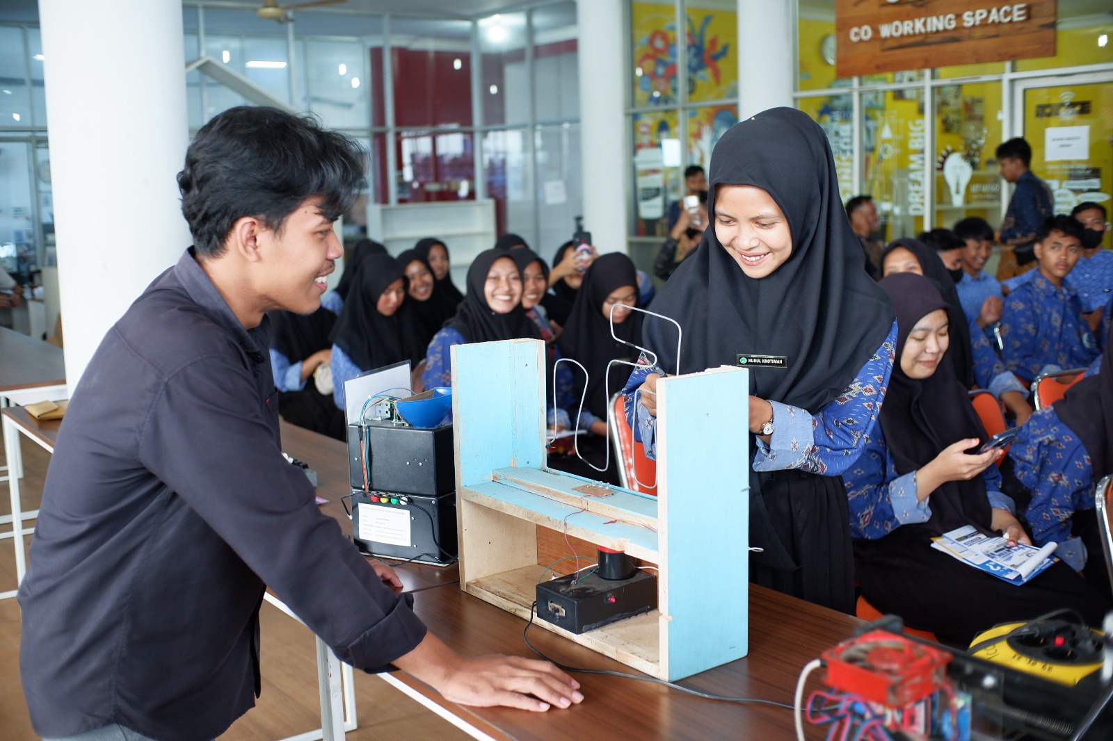 Siswa SMK Roudlotut Thullab Sumatra Selatan Perdalam Wawasan IoT di IIB Darmajaya