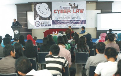 Ratusan Mahasiswa Hadiri Seminar UU ITE