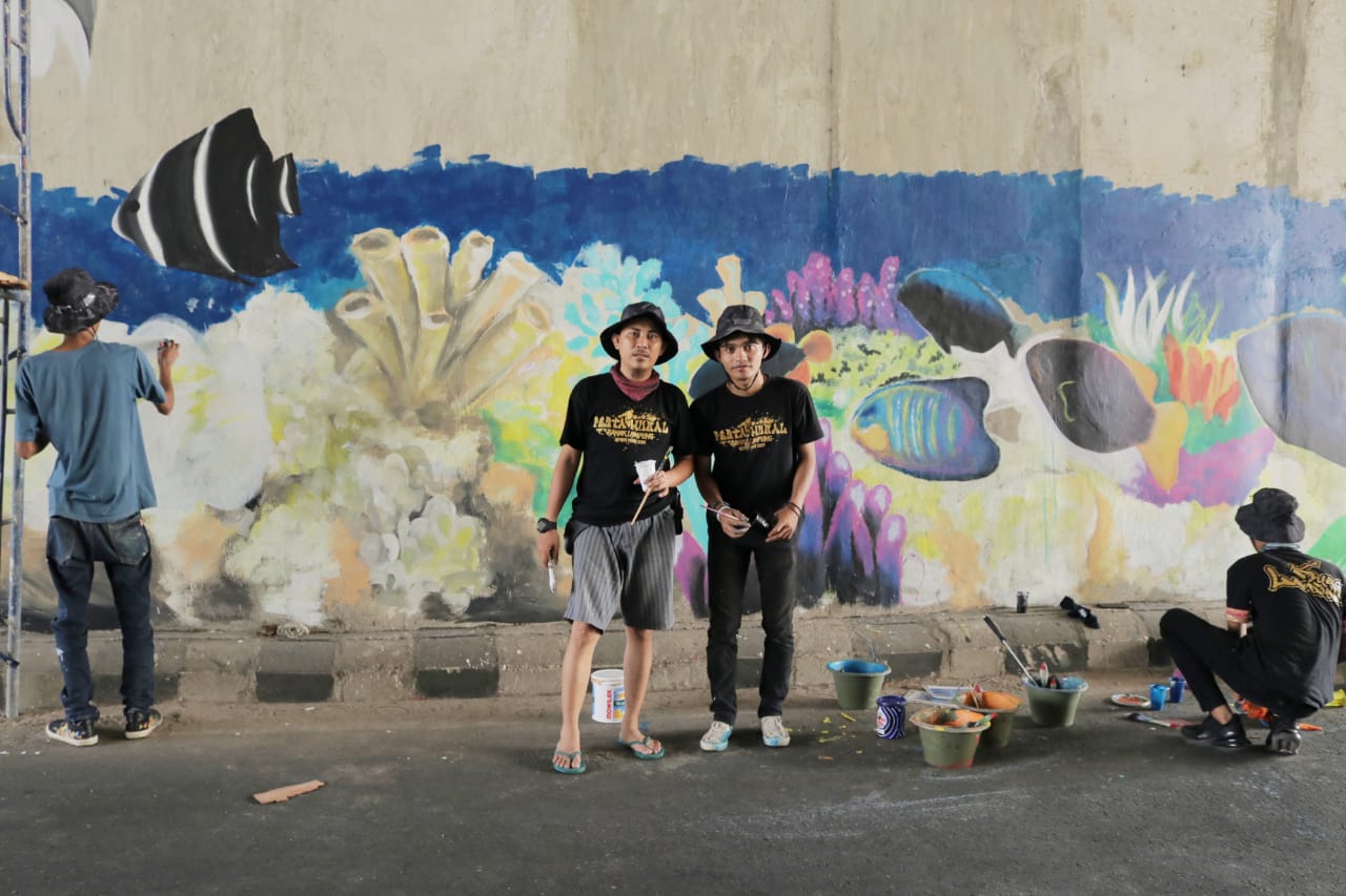 Lima Mahasiswa dan Dua Alumni IIB Darmajaya Ikut Poles Underpass dengan Mural