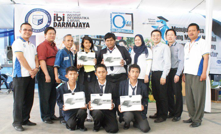 Lima Mahasiswa Baru IBI Darmajaya Dapatkan Hadiah Laptop