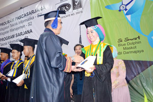 IBI Darmajaya Anugerahkan Penghargaan Kepada Wisudawan Terbaik dan Berprestasi ‘