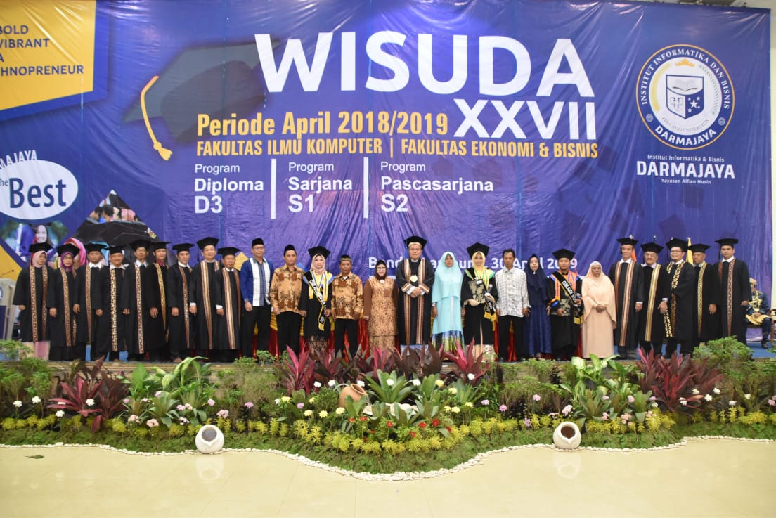 IIB Darmajaya Mewisuda 392 Mahasiswa: Dua Lulusan Raih IPK Sempurna